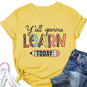 T-shirt jaune à plat avec texte imprimé léopard et graphique de crayon arc-en-ciel