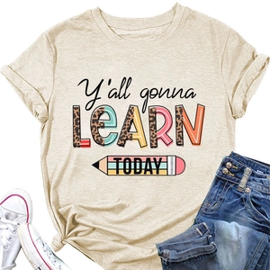 T-shirt abricot avec texte léopard et détail de crayon posé à plat avec un jean bleu