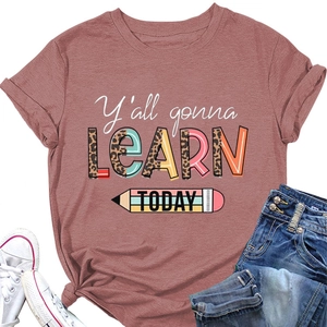 T-shirt rose en coton avec imprimé Y'all Gonna Learn Today et short en jean bleu