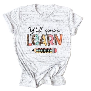 Détail d'un t-shirt gris avec le slogan Y'all gonna learn today et imprimé léopard
