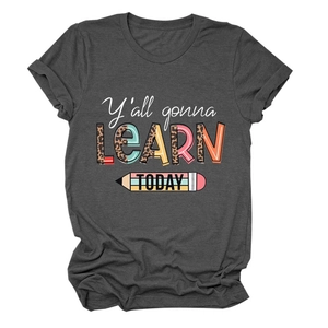 Détail du t-shirt gris anthracite avec motif léopard Y'all Gonna Learn Today imprimé