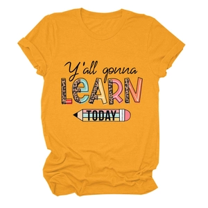 Détail d'un t-shirt en coton avec imprimé graphique Y'all gonna learn today et crayon