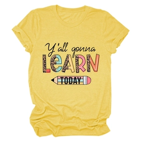 Détail du t-shirt jaune avec texte Y'all gonna learn today et crayon imprimé léopard
