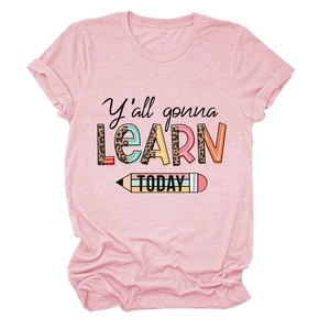 Détail de l'imprimé Y'all Gonna Learn Today sur le tissu chiné rose du t-shirt femme