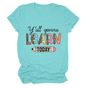 Détail du t-shirt turquoise avec graphique Y'all gonna learn today imprimé léopard