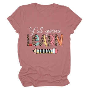 Gros plan du t-shirt rose avec motif graphique LEARN TODAY à imprimé léopard chic