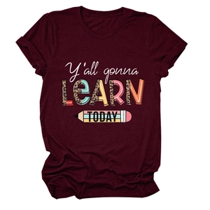 Détail du t-shirt bordeaux avec le texte Y'all gonna learn today et un dessin de crayon