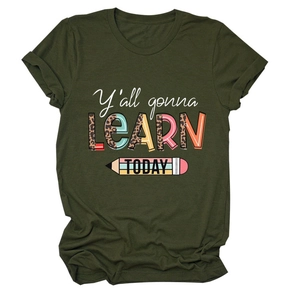 Détail du t-shirt vert foncé avec motif léopard Y'all gonna learn today imprimé