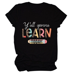 Détail de l'imprimé Y'all Gonna Learn Today avec motif léopard et graphismes sur t-shirt noir
