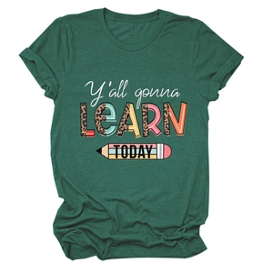 Détail du tissu du t-shirt vert foncé avec slogan imprimé léopard coloré et motif crayon