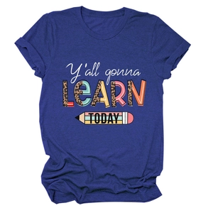 Détail d'un t-shirt bleu marine avec texte Y'all gonna learn today et un crayon