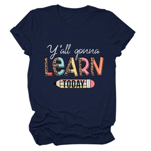 Détail d'un t-shirt bleu marine avec motif Y'all Gonna Learn Today et imprimé léopard