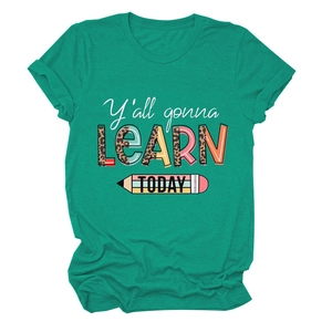 Détail du t-shirt vert émeraude avec imprimé léopard et design graphique LEARN TODAY