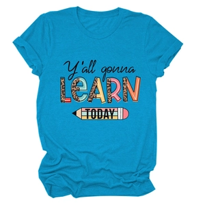 Détail du t-shirt bleu avec imprimé graphique Y'all gonna LEARN TODAY et motif crayon