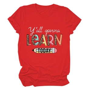 Détail du t-shirt rouge avec motif léopard et texte Y'all gonna learn today imprimé