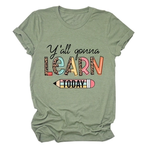 Détail du t-shirt vert sauge avec motif léopard Y'all gonna LEARN TODAY et dessin de crayon