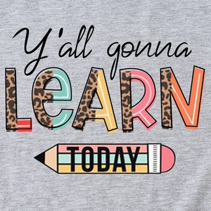 T-shirt gris avec slogan Y'all gonna LEARN TODAY et motif crayon imprimé léopard