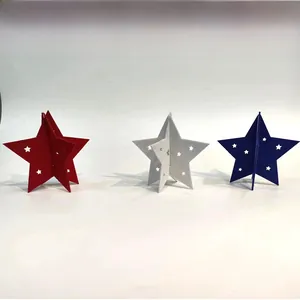 Dettaglio delle stelle 3D in feltro rosso, bianco e blu con design a traforo