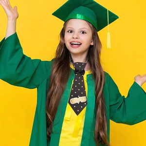 Cravatta per bambini con paillettes nere e scritta GRAD dorata per festa di diploma
