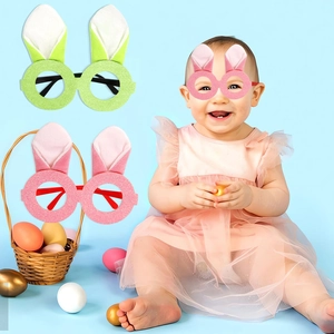 Gros plan de lunettes d'oreilles de lapin de Pâques roses et vertes avec paillettes