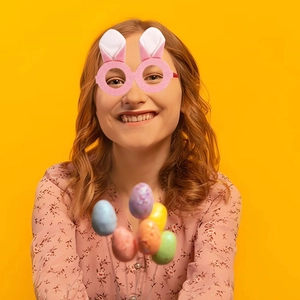 Lunettes oreilles de lapin rose à paillettes pour fête de Pâques portée par un modèle