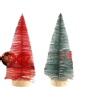 Mini sapins de Noël en sisal rouge et vert avec base en bois et boule de Noël dorée