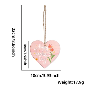 Plaque en bois rose en forme de cœur pour la fête des maîtres avec décor floral