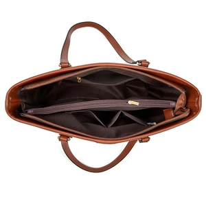 Vista superior del interior del bolso tote de cuero marrón con compartimentos y cremalleras