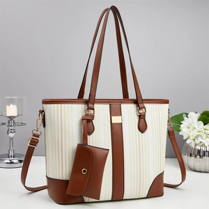 Detalle del elegante bolso tote de rayas con adornos de cuero y monedero a juego