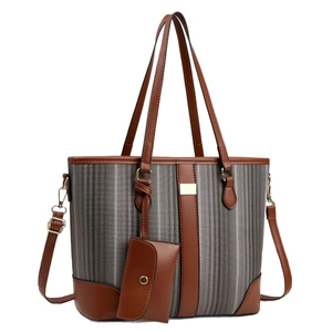 Bolso tote grande de rayas con adornos de cuero marrón y correa desmontable