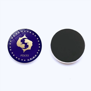Vista macro del magnete in vetro segno Pesci blu e oro con supporto magnetico nero