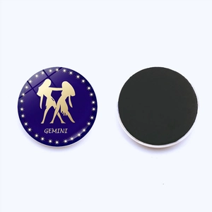 Dettaglio del magnete da frigo Gemelli in vetro rotondo con motivo galassia viola e retro magnete