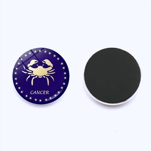 Dettaglio della calamita rotonda segno Cancro con vista anteriore e posteriore