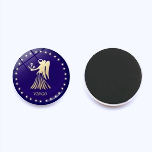 Dettaglio del magnete da frigo zodiaco Vergine in vetro con retro magnetico su bianco
