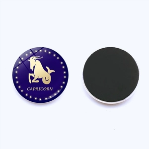 Calamita da frigo in vetro Capricorno 25mm con totem zodiacale dorato su fondo blu