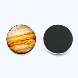 Detailansicht von Jupiter Planeten Glas-Kühlschrankmagnet mit Glaskuppel und Magnetrückseite
