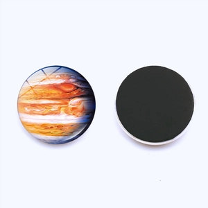 Detailansicht runder Jupiter-Glas-Kühlschrankmagnet mit Vorderseite und Magnetrückseite