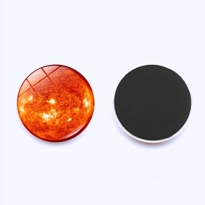 Sonnensystem Kühlschrankmagnet aus Glas mit Vorder- und Rückseite auf weißem Hintergrund