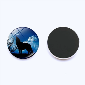 Front and back detail of a round 25mm howling wolf glass fridge magnet with magnetic backing