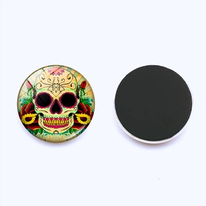 Vue détaillée avant et arrière d'aimants en verre tête de mort avec motifs de roses