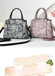 Détails de broderie florale et finitions dorées sur des sacs cabas élégants