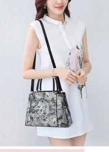 Détails du sac fourre-tout à fleurs noir et blanc avec anneaux en métal doré