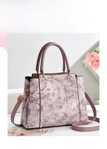 Détail du sac lavande présentant des motifs de dentelle florale et ferrures dorées