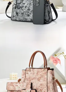 Comparaison détaillée de sacs cabas brodés avec accessoires montrant la taille via un smartphone