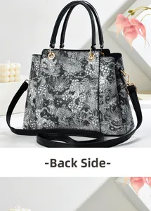 Vue détaillée du sac cabas brodé vintage avec motifs argentés et finitions dorées