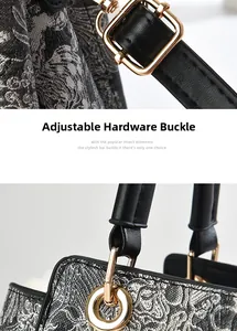 Détail de la boucle en métal doré et du motif floral sur le sac à bandoulière noir