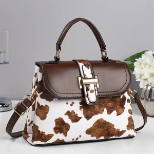 Borsa a tracolla alla moda con stampa mucca patta in pelle marrone e fibbia in metallo dorato