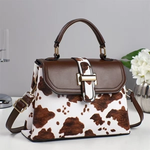Borsa a mano chic motivo mucca con patta marrone e tracolla regolabile da donna