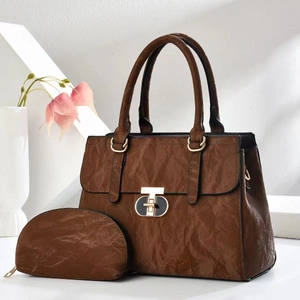 Set borsa a mano vintage marrone con texture a pieghe e dettagli in oro raffinati