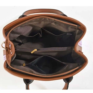 Vue de dessus des compartiments intérieurs et de la doublure du sac à main spacieux